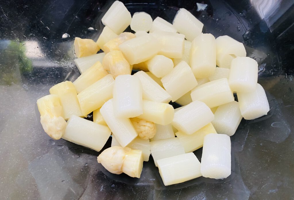 Blokjes asperges voor de asperge salade.