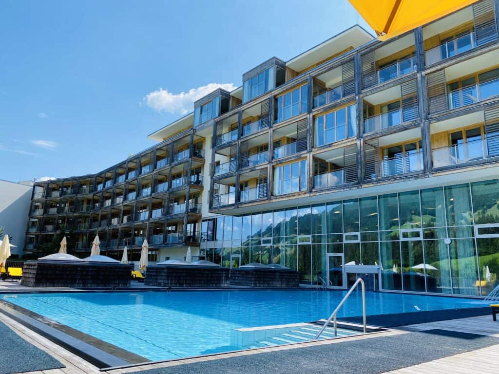 Das Tirol swimming pool overlooking the hotel