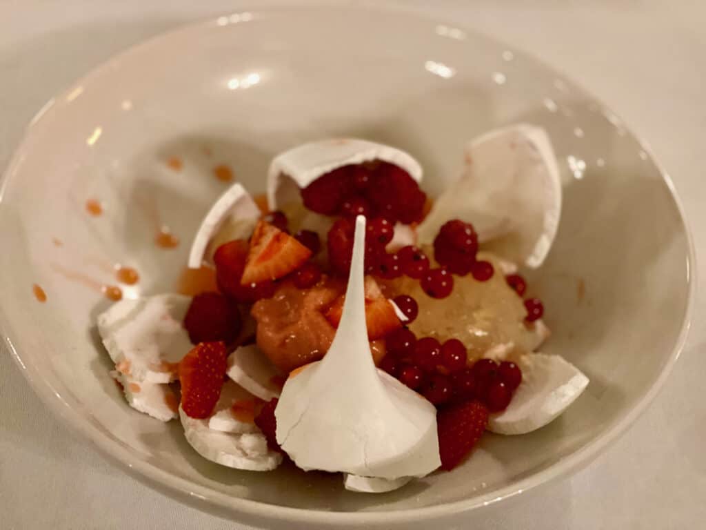 Meringue with strawberry