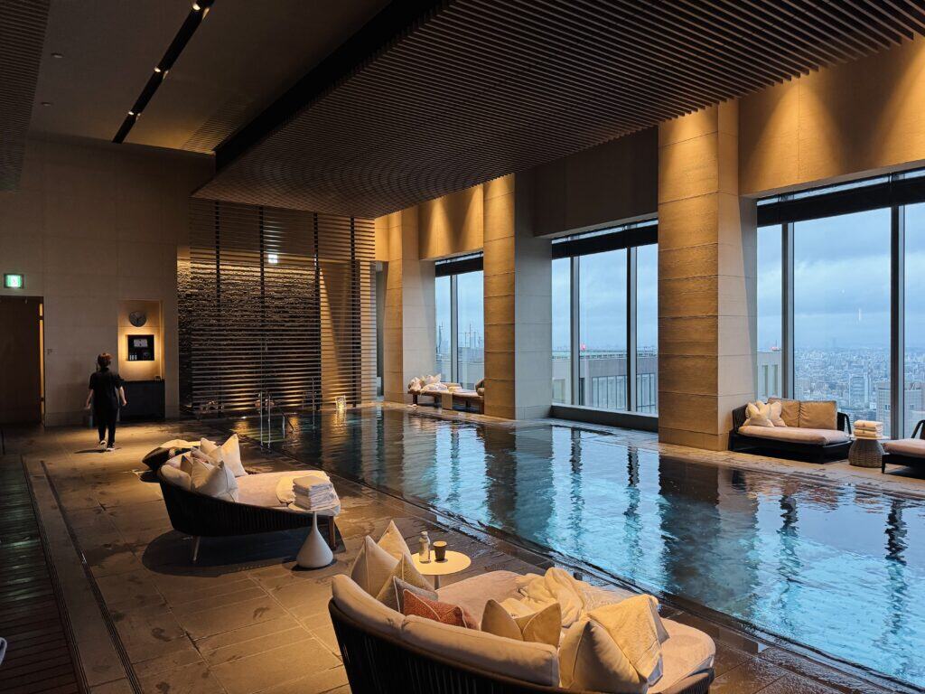 Swimming pool with a view of Tokyo city. Four Seasons Otemachi 