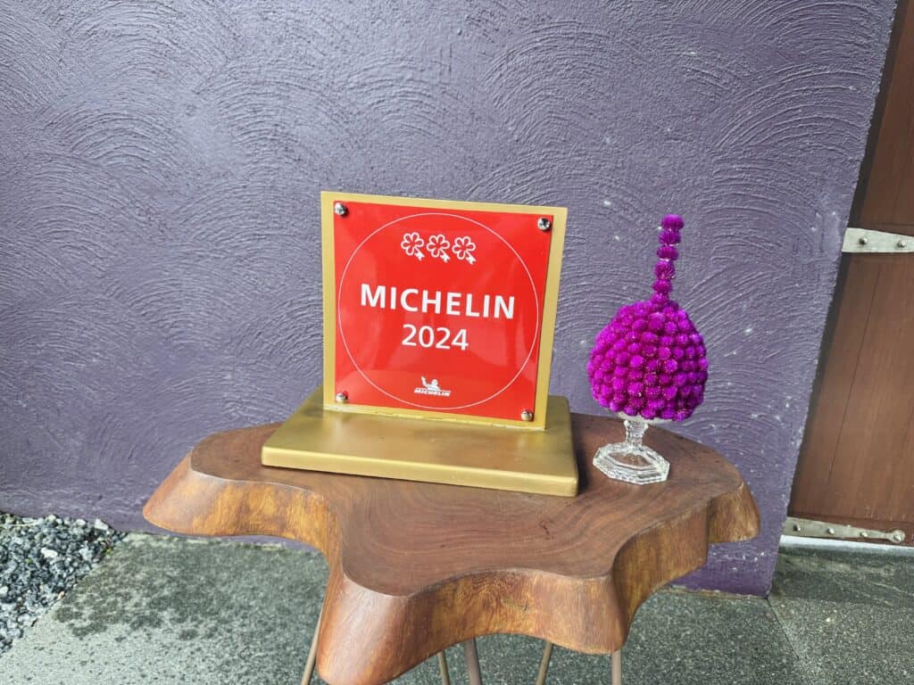 Michelin 2024 award display bij Phulay Bay, a Ritz-Carlton Reserve in Krabi.