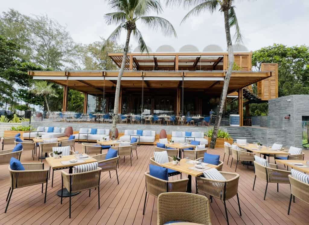 Restaurant en lounge aan het strand bij Anantara Mai Khao Phuket Villas Thailand