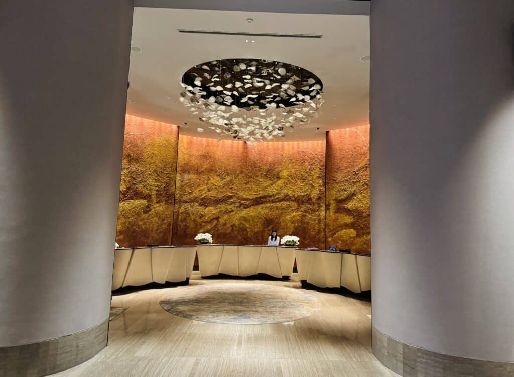 The impressive reception area of ​​Four Seasons Bangkok with luxury interior design
